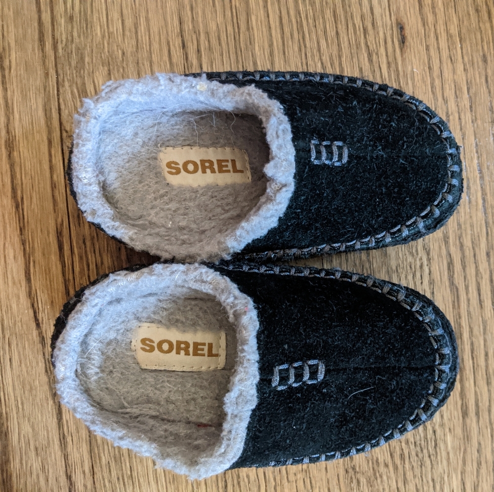 Sorel black kids slippers size 8